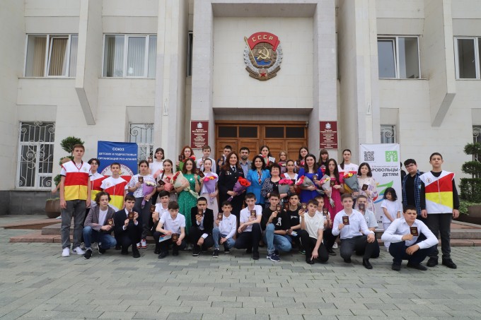 Во Владикавказе вручили паспорта юным горожанам.