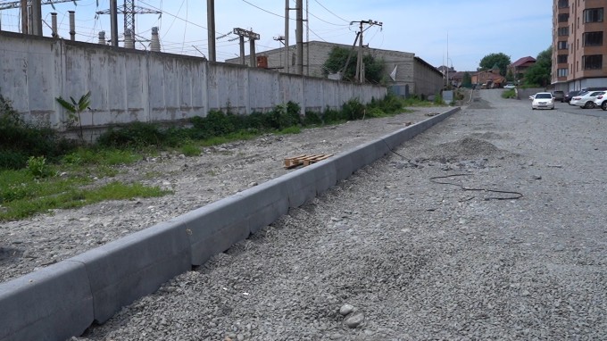 Во Владикавказе продолжаются работы по ремонту и строительству дорог.