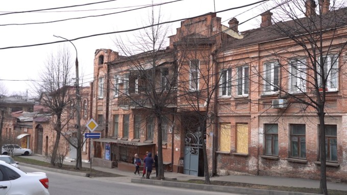 Дом № 35 по улице Максима Горького построен в начале ХХ-го века и является выявленным объектом культурного наследия РСО-Алания. 