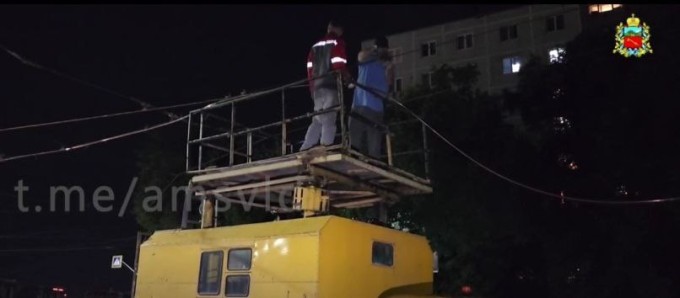 Во Владикавказе продолжается замена ветхого трамвайного контактного провода.