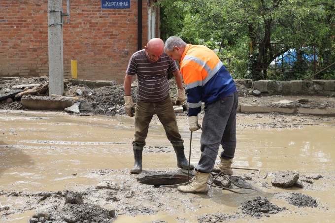 Сотрудники МУП «Владсток» продолжают работы по ликвидации последствий стихии. 