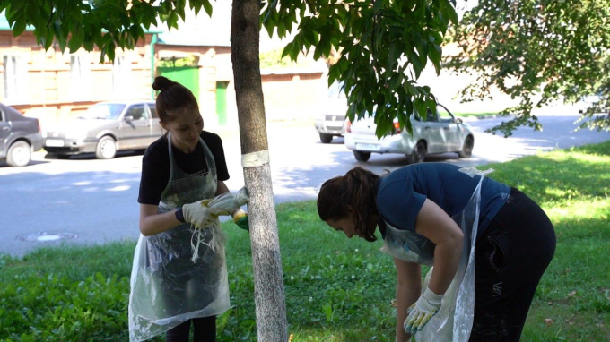 Префектурой Иристонского района совместно с Северо-Осетинским медицинским колледжем был организован субботник в сквере им. Аксо Колиева. 
