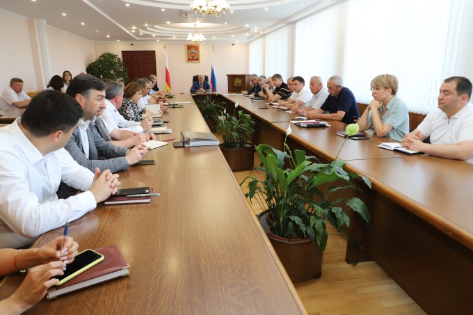Вячеслав Мильдзихов провел еженедельное аппаратное совещание в АМС г. Владикавказа.