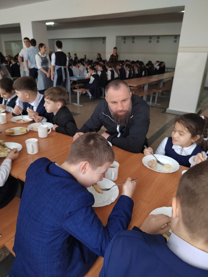 Продолжаем совместные завтраки со школьниками! 