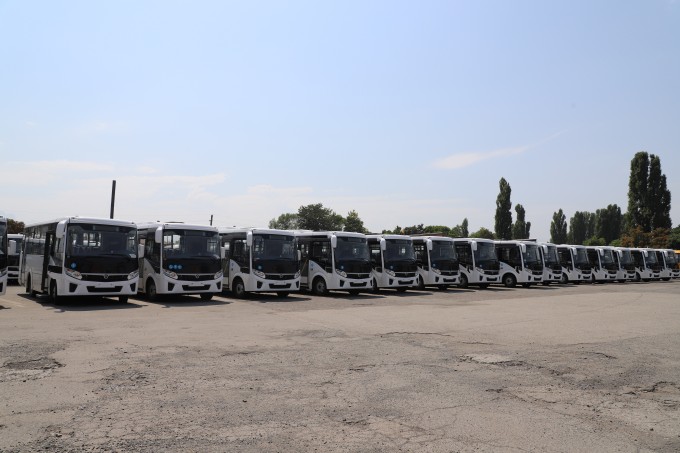 28 автобусов «Вектор NEXT» переданы на баланс предприятия «ВладГорТранс». Транспорт доставили сотрудники группы компаний «Современные транспортные технологии».