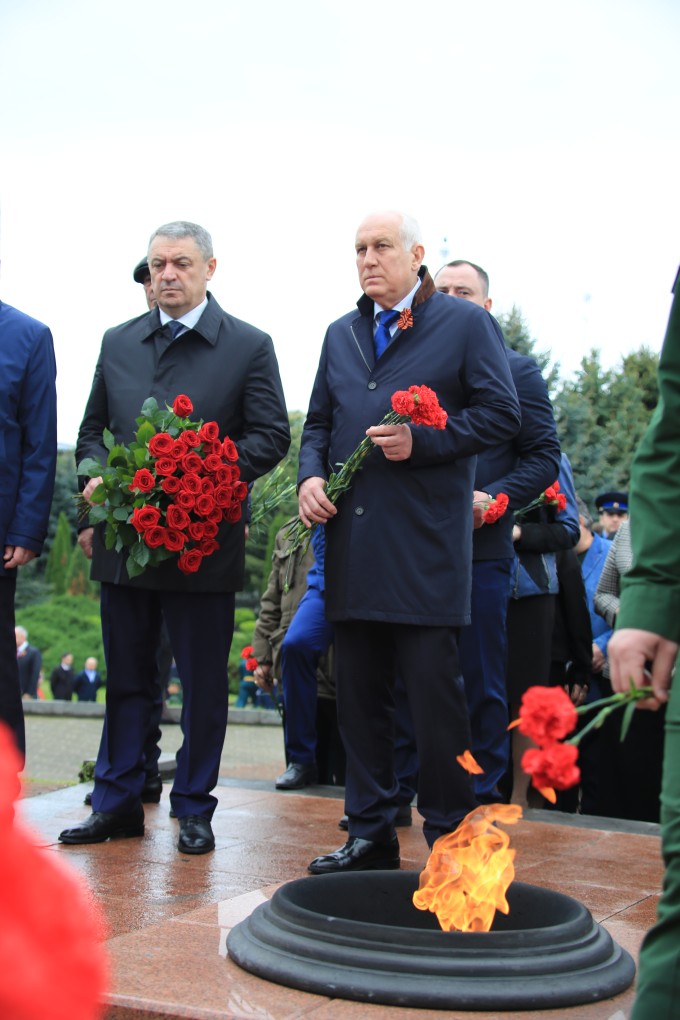 В преддверии Дня Победы в Великой Отечественной войне венки и живые цветы легли к подножиям памятников, мемориалов и обелисков. 