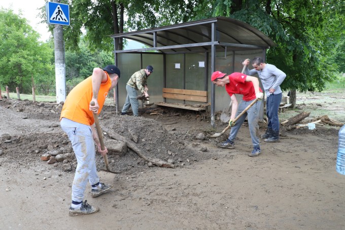 В ликвидации последствий стихии в поселках Южный и Карца принимают участие студенческие добровольческие бригады.  
