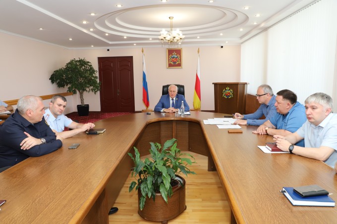 Вячеслав Мильдзихов провел еженедельное аппаратное совещание. 