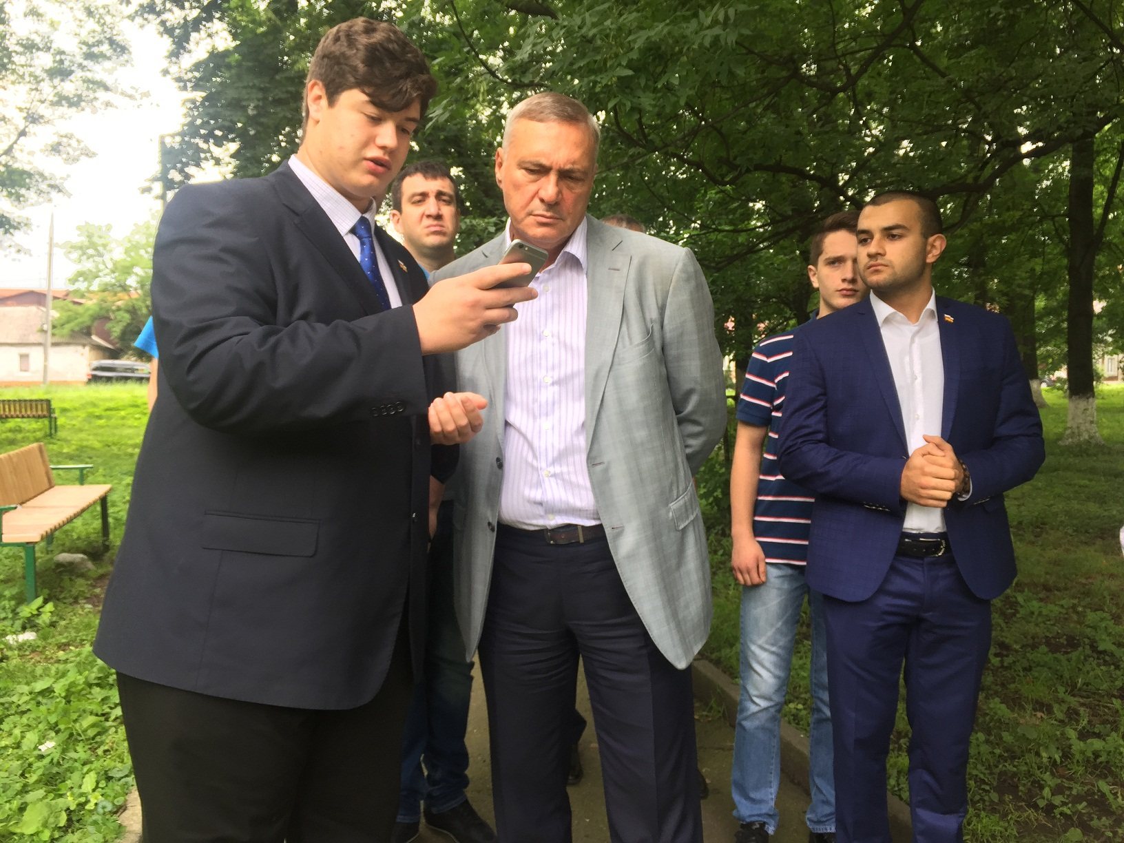 Глава администрации Владикавказа встретился с группой молодежи
