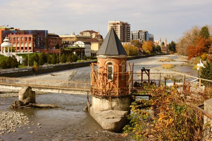 Во Владикавказе отремонтируют пешеходный мост, бывший технический мост завода «Электроцинк», расположенный вблизи Чугунного моста. 