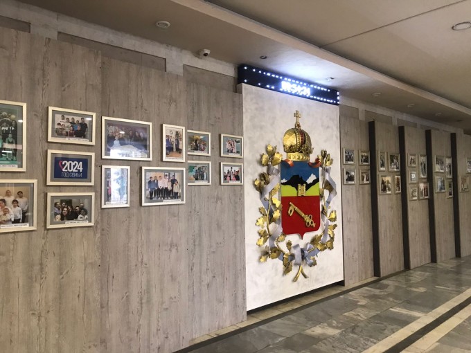 В холле Администрации местного самоуправления города открылась выставка фотографий многодетных семей. 