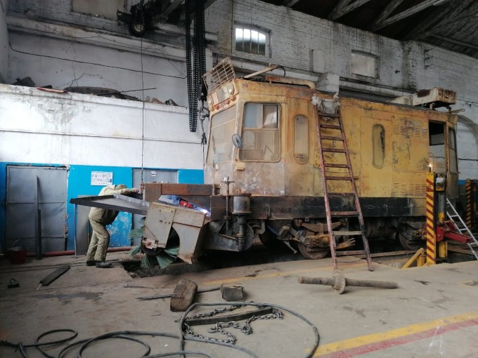 В трамвайном депо Владикавказа начали ремонтировать снегоуборочную технику. 