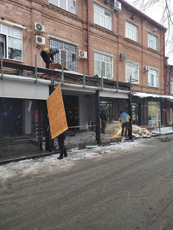 Специалисты приступили к демонтажу пристройки к кафе "Зефир", расположенной по улице Маяковского, 21. 