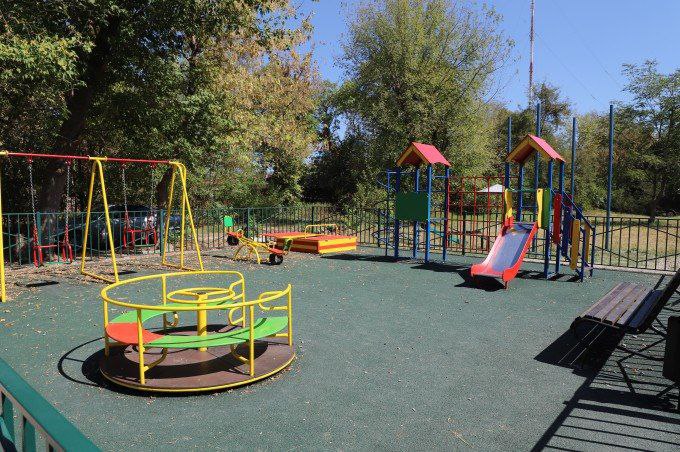 С начала года во Владикавказе отремонтировано 16 детских и спортивных площадок. 
