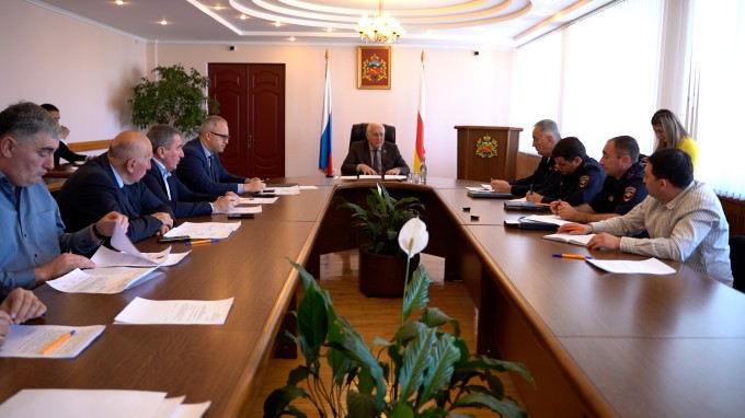 Глава администрации местного самоуправления Владикавказа Вячеслав Мильдзихов провел заседание городской межведомственной комиссии по обеспечению безопасности дорожного движения. 