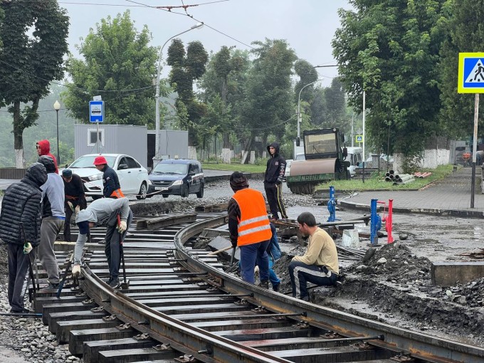 Работы по замене трамвайных путей на площади Штыба не останавливаются ни на минуту. 
