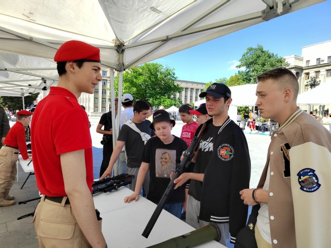 Во Владикавказе празднуют День молодежи. С 15:00 на площади Свободы работают тематические площадки и секции. 