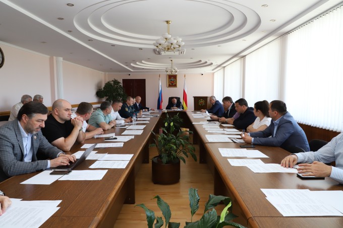 В администрации города под председательством заместителя главы АМС Игоря Шаталова состоялось заседание Комиссии по упреждению и ликвидации чрезвычайных ситуаций и обеспечению пожарной безопасности. 