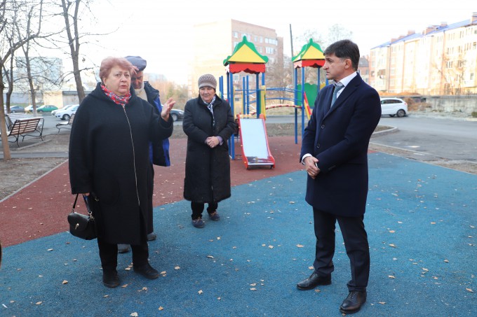 Тамерлан Фарниев проинспектировал благоустроенные по проекту «Городская среда» дворы