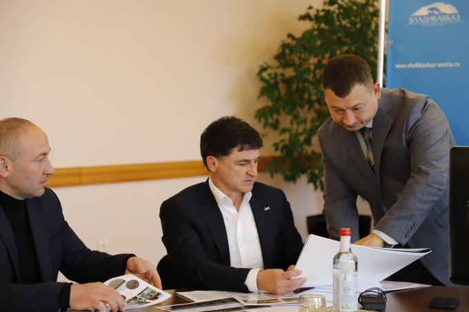 Тамерлан Фарниев призвал предпринимателей привести фасады зданий на ул. Кирова в единый архитектурный вид