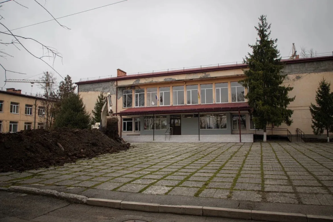 Во дворе СОШ № 29 ведутся работы по замене трубы