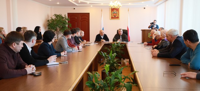 В АМС города призвали управляющие компании устранять наледь на придомовых территориях, козырьках и крышах жилых домов