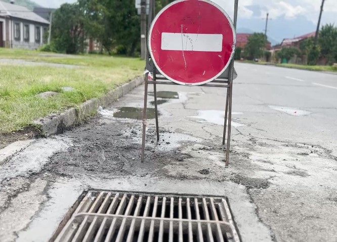  Коммунальщики отремонтировали ливневку по улице Васо Абаева
