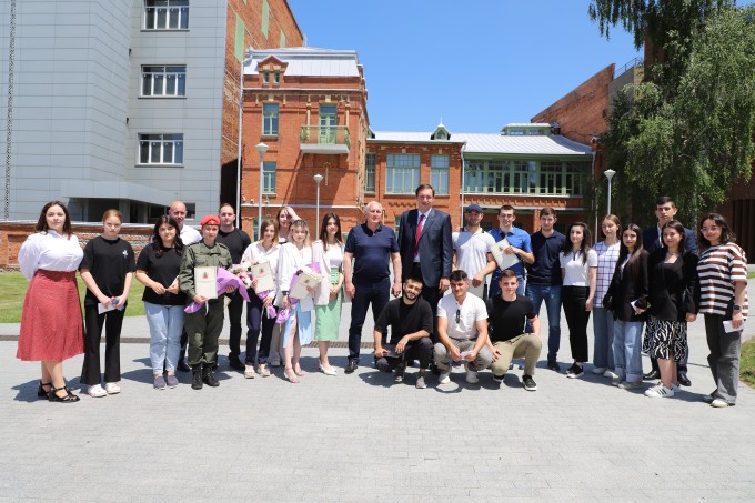 Глава администрации Владикавказа Вячеслав Мильдзихов встретился с представителями молодёжных организаций города и республики.