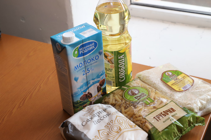 Во Владикавказских школах раздали 7140 продуктовых наборов.