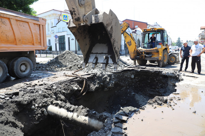 На ул.Куйбышева ведется замена канализационного коллектора