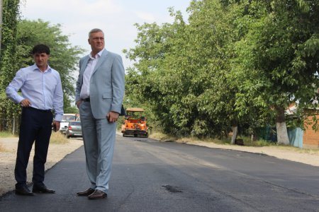 Борис Албегов проверил ход дорожных работ в пос.Заводской