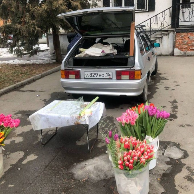 Дарите женщинам цветы! Но, только те, которые продают законно!