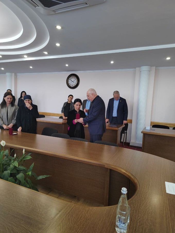 В АМС Владикавказа семьям погибших участников СВО вручили медали «Во славу Осетии»