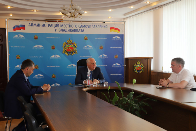 Вячеслав Мильдзихов провел совещание с главным инженером ПАО «Электроцинк» Дмитрием Биндером