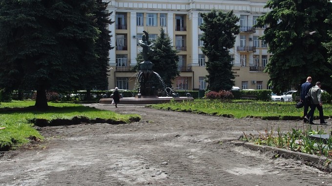 Новые фонари, лавочки, доступность для маломобильных граждан – продолжаются работы по благоустройству площади Ленина.