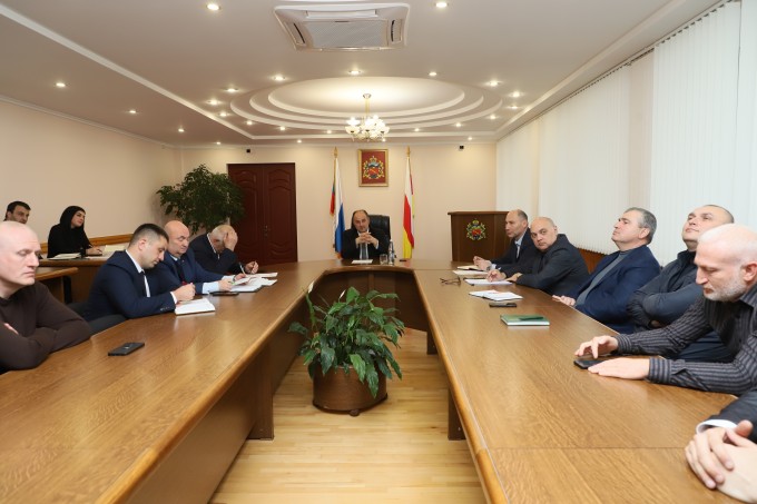 В администрации Владикавказа прошло заседание городского штаба под председательством заместителя главы города Маирбека Хасцаева. 