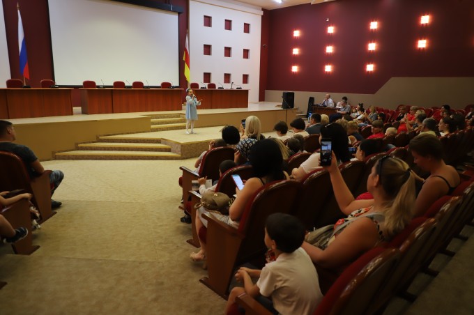 Семьи первоклассников из многодетных и малоимущих семей получили материальную поддержку