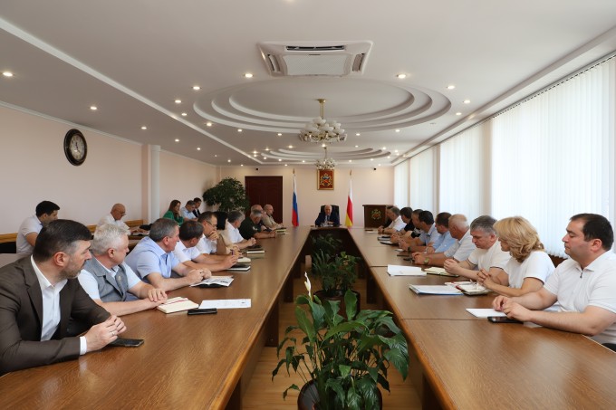 Вячеслав Мильдзихов провел еженедельное аппаратное совещание. 