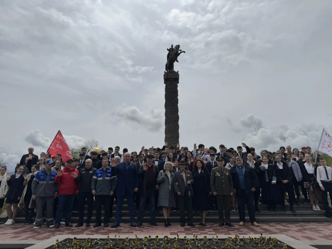 Сегодня во Владикавказе на Мемориале Славы состоялась торжественная церемония передачи частицы Вечного огня от Могилы Неизвестного Солдата.