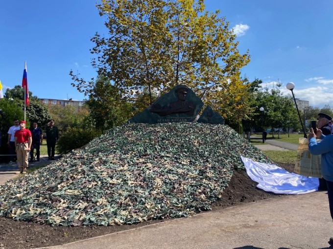 Во Владикавказе открыли мемориальный знак Герою Советского Союза Астану Кесаеву.  