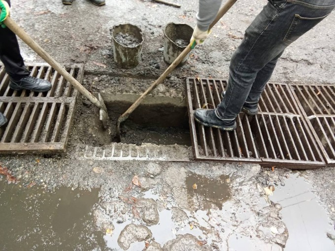 По улицам Калинина и Генерала Плиева за один день очищены 63 ливнеприёмные камеры 