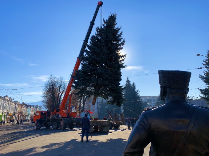 Главная новогодняя елка прибыла во Владикавказ
