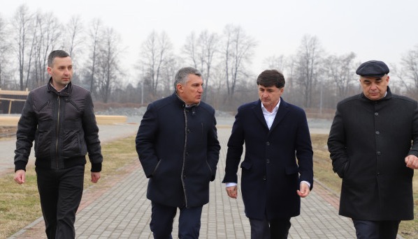 Тамерлан Фарниев проинспектировал ход работ на Аллее Славы  