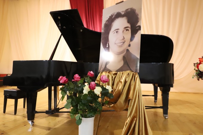 Святая к музыке любовь.