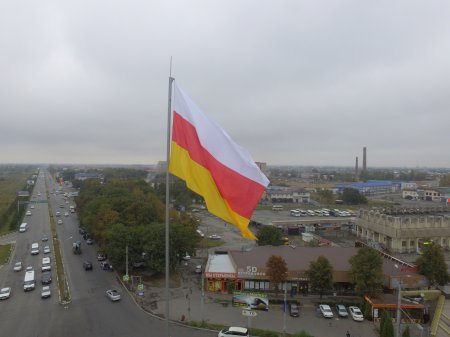 Во Владикавказе ко Дню Республики и Дню города установлен Аланский триколор 