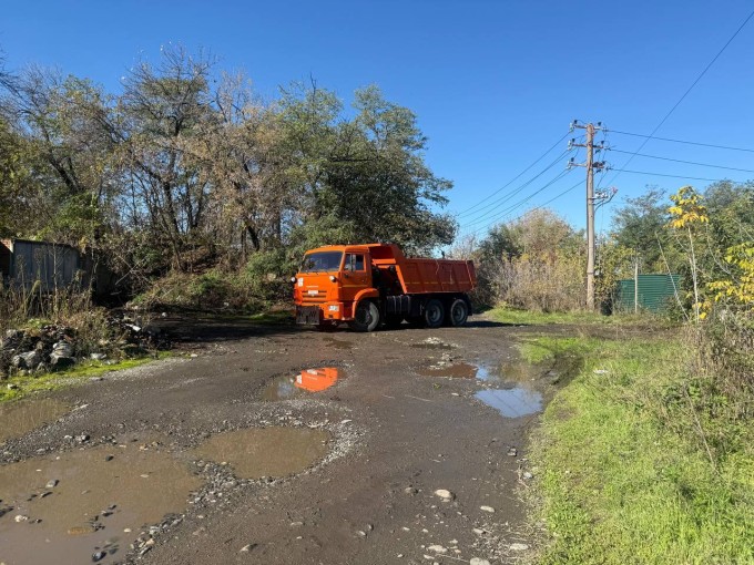 На пересечении улиц Тельмана и 7-й Промышленной ликвидируют стихийную свалку