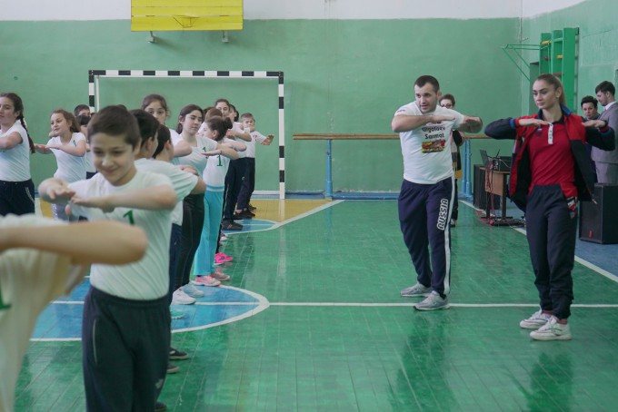 Школьники пос.Заводской провели «Зарядку с чемпионом»