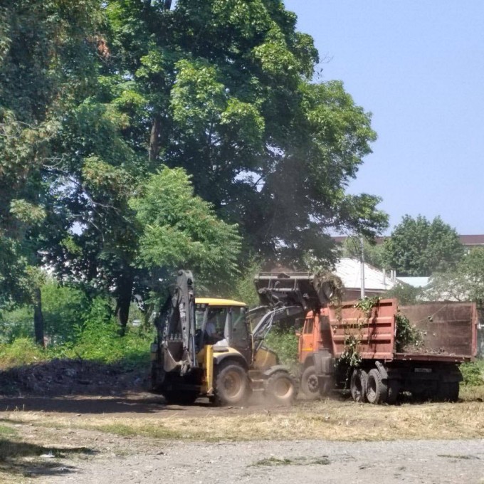 В сквере на ул. Пожарского/Цаликова приступили к ликвидации стихийной свалки