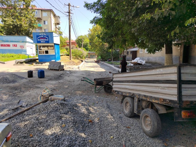 Во Владикавказе приступили к благоустройству дворов. 