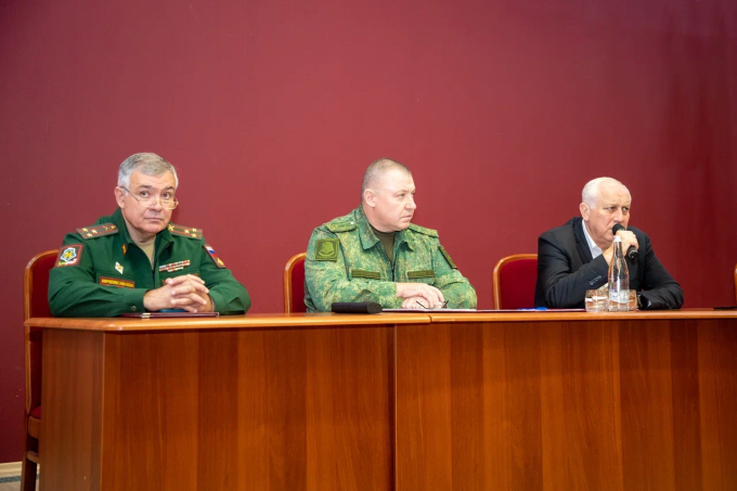 В мэрии Владикавказа состоялась встреча военного комиссара РСО-Алания Владимира Скомороха с сотрудниками администрации.